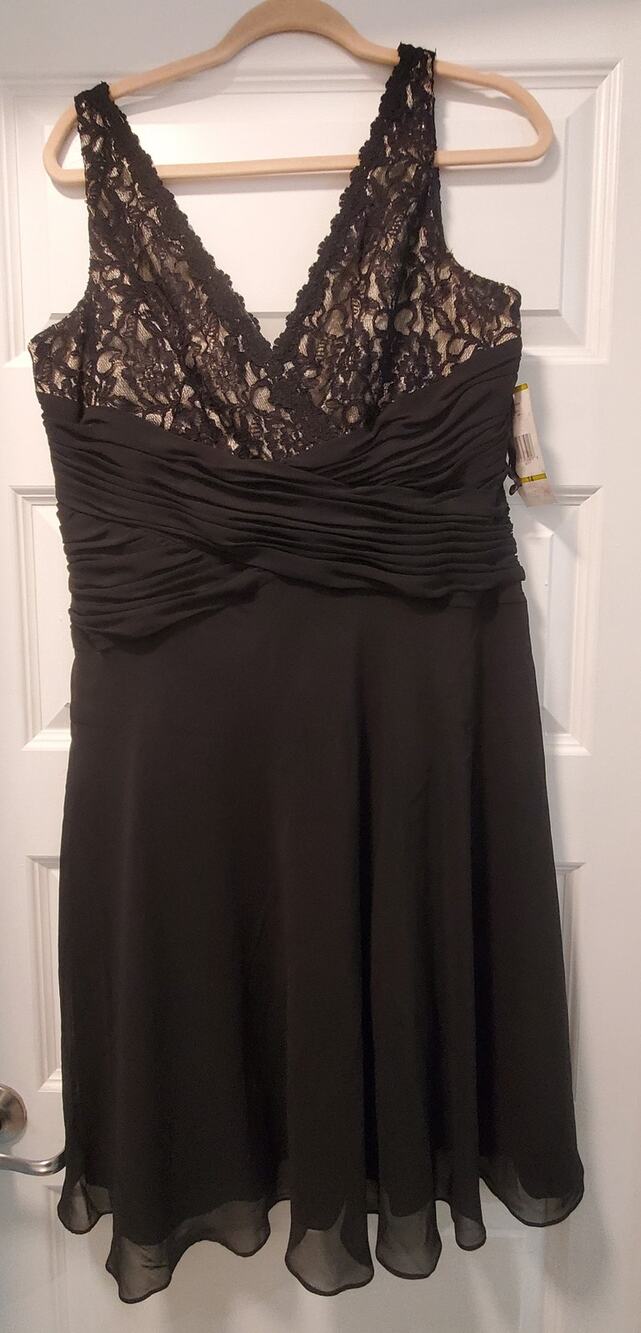 Jones Wear Cocktail/Party Dress Black W/Lace Detail Fully Lined. Size 14.A30